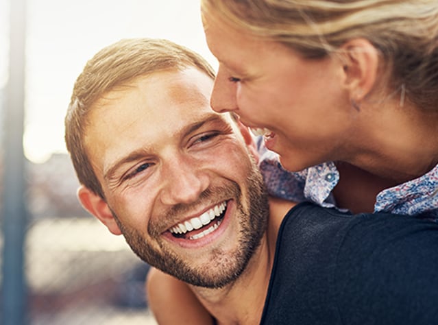 Насмеана млада двојка која се забавува, среќни по лекувањето со Канестен®