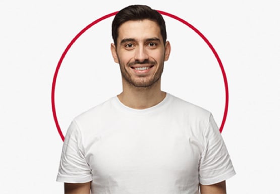 Насмеан маж во бела маица, среќен по лекување на тинеа со Канестен®