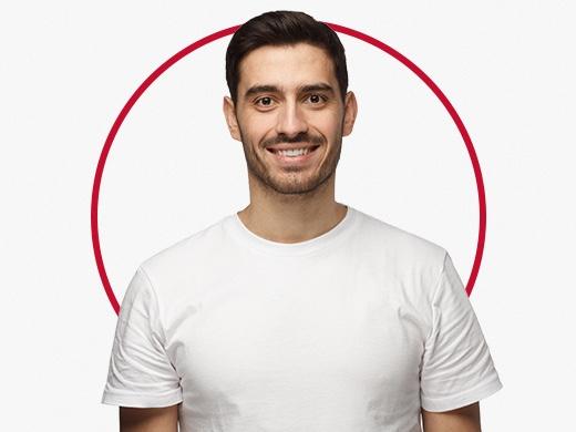Насмеан маж во бела маица, среќен по лекувањето тинеа со Канестен®